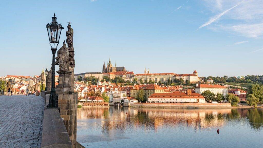 Praha, hlavné mesto Českej republiky, je jedným z najväčších a najkrajších miest v strednej Európe a 15. najväčším mestom v Európe podľa počtu obyvateľov. Je to mesto, ktoré spája históriu, kultúru a moderný život. Praha je známa svojím historickým centrom, ktoré je zapísané na zozname svetového dedičstva UNESCO. Medzi najvýznamnejšie pamiatky patria Pražský hrad, Karlov most, Staromestské námestie a orloj, ktoré každoročne lákajú milióny turistov.