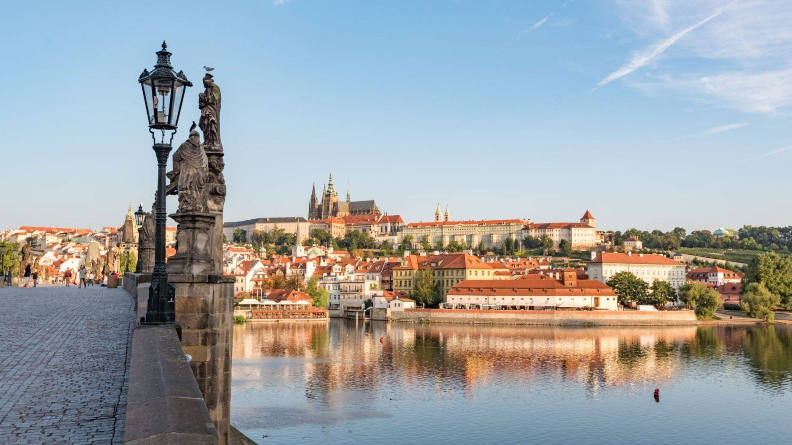 Praha, hlavné mesto Českej republiky, je jedným z najväčších a najkrajších miest v strednej Európe a 15. najväčším mestom v Európe podľa počtu obyvateľov. Je to mesto, ktoré spája históriu, kultúru a moderný život. Praha je známa svojím historickým centrom, ktoré je zapísané na zozname svetového dedičstva UNESCO. Medzi najvýznamnejšie pamiatky patria Pražský hrad, Karlov most, Staromestské námestie a orloj, ktoré každoročne lákajú milióny turistov.