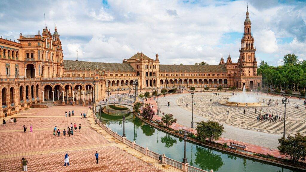 Sevilla, hlavné mesto južného Španielska a Andalúzie, je jedným z najkrajších a najhistorickejších miest v krajine. Toto mesto je známe svojou bohatou kultúrou, tradičnou flamencovou hudbou a tancom, a jeho pôsobivou architektúrou, ktorá kombinuje vplyvy maurskej, renesančnej a barokovej kultúry. Ikonická katedrála v Seville, kde sa nachádza hrobka Kryštofa Kolumba, je najväčšou gotickou katedrálou na svete a je zapísaná na zozname svetového dedičstva UNESCO.