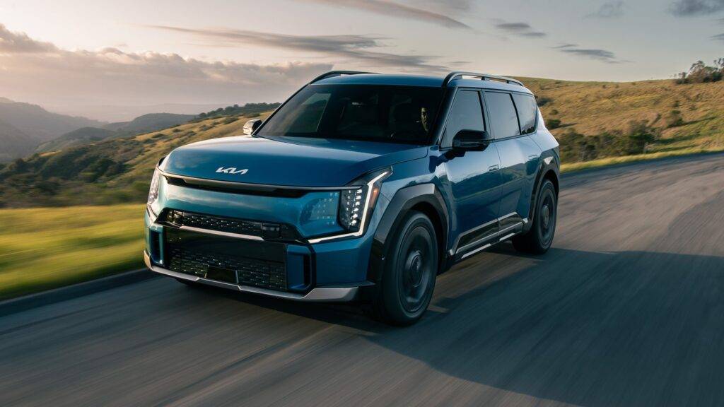 Kia EV9 je plne elektrické SUV, ktoré kombinuje moderný dizajn, priestranný interiér a pokročilé technológie, vďaka čomu je pripravené čeliť akejkoľvek výzve. So svojou robustnou konštrukciou, pohonom všetkých kolies a pôsobivým dojazdom až do 541 kilometrov podľa WLTP ponúka spoľahlivosť nielen v meste, ale aj pri dlhších výletoch či v náročnejšom teréne. Vďaka rýchlemu nabíjaniu, ktorým získa až 239 kilometrov dojazdu za približne 15 minút, sa EV9 stáva praktickým riešením pre každodenné cestovanie.