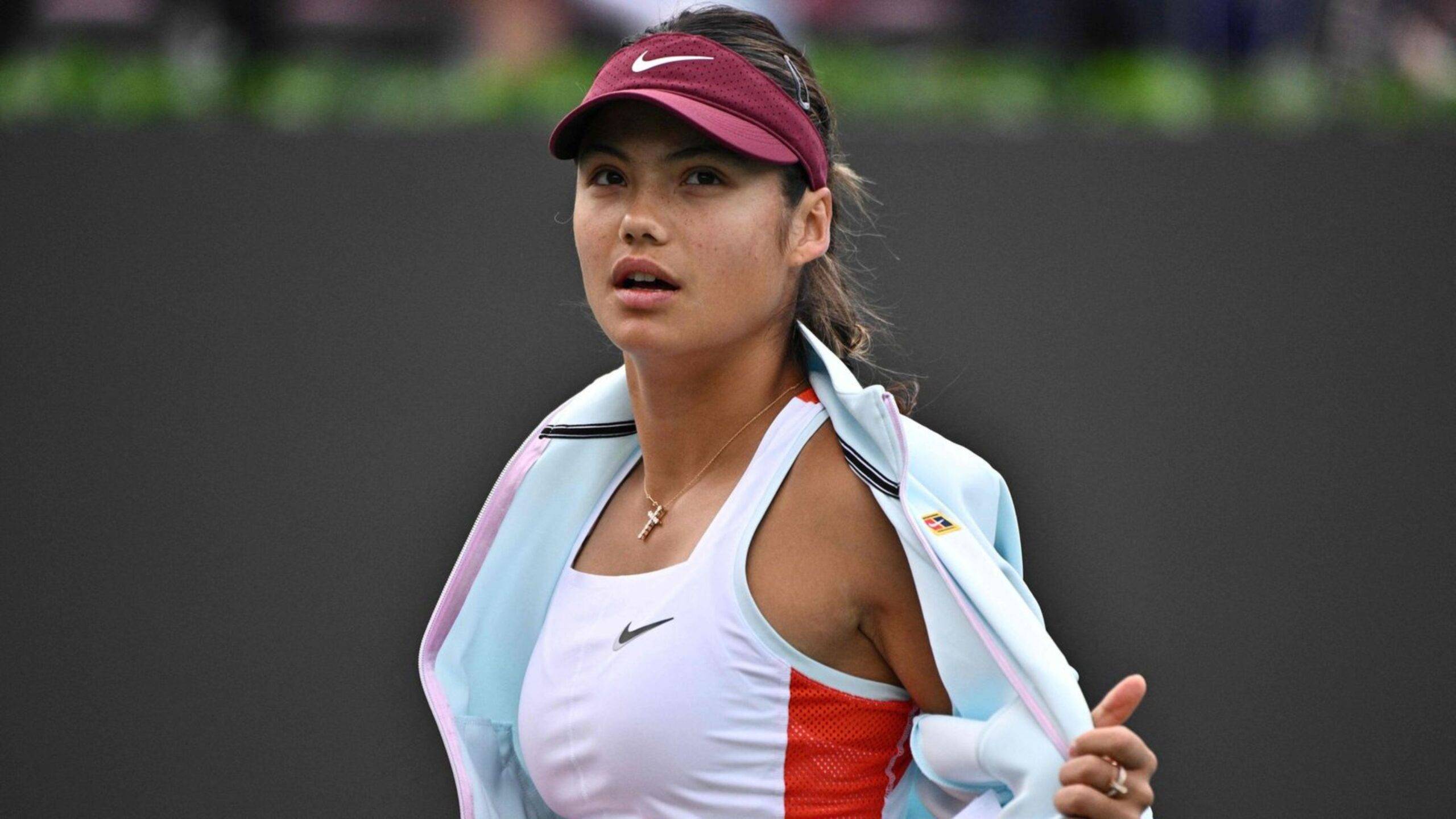 Emma Raducanu sa stala svetovým fenoménom vo veľmi mladom veku, keď v roku 2021 ako kvalifikantka šokovala tenisový svet víťazstvom na US Open. Bez straty jediného setu prešla celým turnajom a stala sa prvou hráčkou, ktorá to dokázala z pozície kvalifikantky. Jej úspech nepredstavoval len športový triumf, ale aj dôkaz, že odvaha, tvrdá práca a viera vo vlastné schopnosti môžu viesť k dosiahnutiu nemožného. Raducanu okamžite získala milióny fanúšikov po celom svete a stala sa symbolom novej éry ženského tenisu.