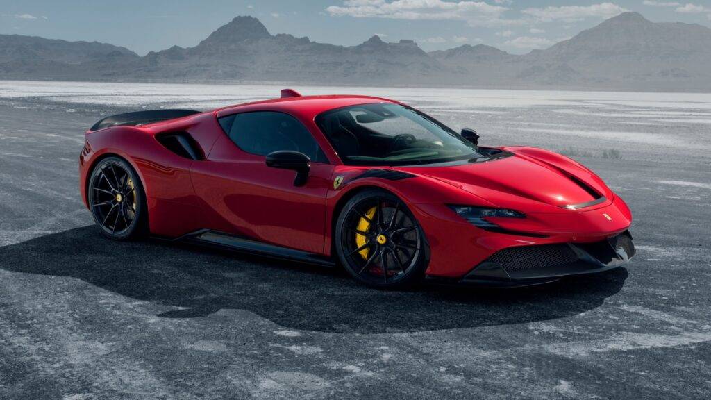 Ferrari SF90 Stradale je skutočným majstrovským dielom automobilového inžinierstva, ktoré posúva hranice výkonu a dynamiky na úplne novú úroveň. Tento plug-in hybridný superšport, ktorý bol predstavený v roku 2019, kombinuje výkonný osemvalcový motor s elektrickými pohonmi, čím dosahuje neuveriteľný výkon až 1 000 koní. Vďaka tomu je schopný zrýchliť z 0 na 100 km/h za menej než 2,5 sekundy, čo ho robí jedným z najrýchlejších sériových automobilov na svete. Maximálna rýchlosť SF90 Stradale je cez 340 km/h, čo ho zaraďuje medzi špičku v oblasti výkonu a rýchlosti.