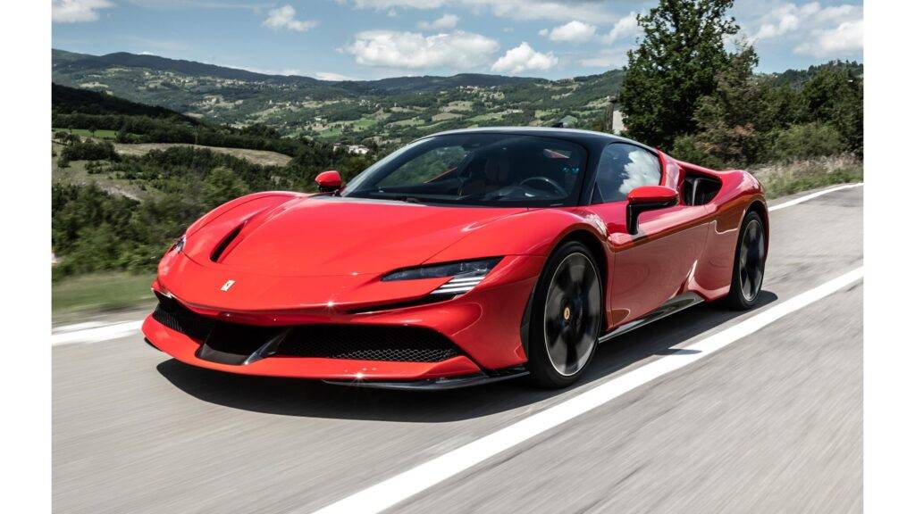 Ferrari SF90 Stradale je skutočným majstrovským dielom automobilového inžinierstva, ktoré posúva hranice výkonu a dynamiky na úplne novú úroveň. Tento plug-in hybridný superšport, ktorý bol predstavený v roku 2019, kombinuje výkonný osemvalcový motor s elektrickými pohonmi, čím dosahuje neuveriteľný výkon až 1 000 koní. Vďaka tomu je schopný zrýchliť z 0 na 100 km/h za menej než 2,5 sekundy, čo ho robí jedným z najrýchlejších sériových automobilov na svete. Maximálna rýchlosť SF90 Stradale je cez 340 km/h, čo ho zaraďuje medzi špičku v oblasti výkonu a rýchlosti.