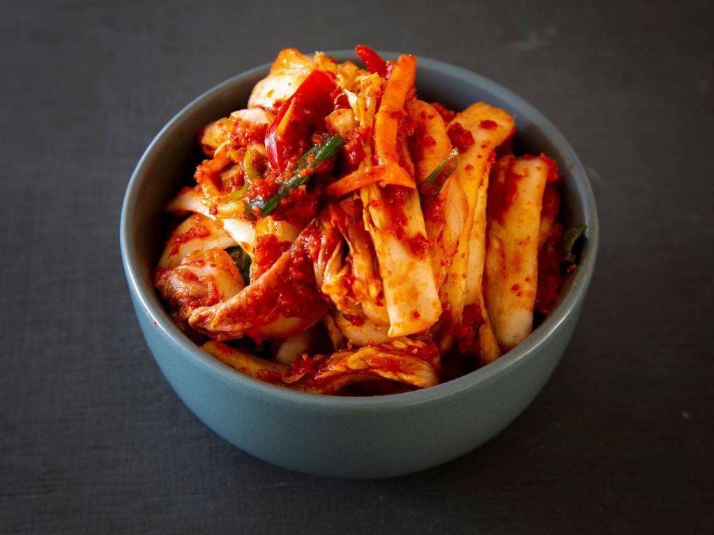 Kimchi je tradičné kórejské jedlo, ktoré sa vyrába fermentovaním rôznych druhov zeleniny, najčastejšie čínskej kapusty a reďkovky, s pridaním rôznych korenín a fermentovaných ingrediencií. Tento proces fermentácie je základom pre vznik charakteristickej chuti kimchi, ktorá je pikantná, kyslá a trochu slaná. Kimchi je nielen obľúbené jedlo v Kórei, ale aj v mnohých ďalších krajinách, kde sa čoraz viac stáva súčasťou rôznych kuchýň. Tento pokrm je neodmysliteľnou súčasťou kórejskej kultúry a každodennej stravy.