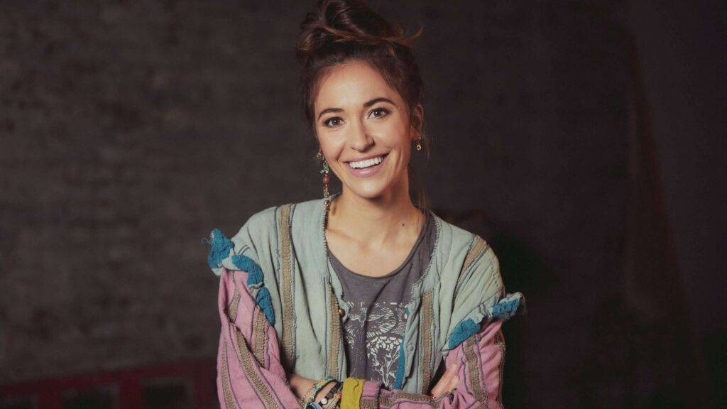 Lauren Daigle je americká speváčka a skladateľka, ktorá si získala srdcia miliónov poslucháčov po celom svete vďaka svojmu silnému, emotívnemu hlasu a hlbokým textom. Svoje korene má v gospelovej hudbe, no jej štýl sa rozprestiera aj na pop, soul a rock. Od svojho debutu v roku 2015 sa stala jednou z najvplyvnejších postáv súčasnej hudobnej scény, pričom jej albumy získali uznanie nielen medzi fanúšikmi, ale aj kritikmi. Jej najväčšie hity ako "You Say" a "Trust in You" rezonujú s poslucháčmi, ktorí v jej hudbe nachádzajú nádej, inšpiráciu a pokoj.