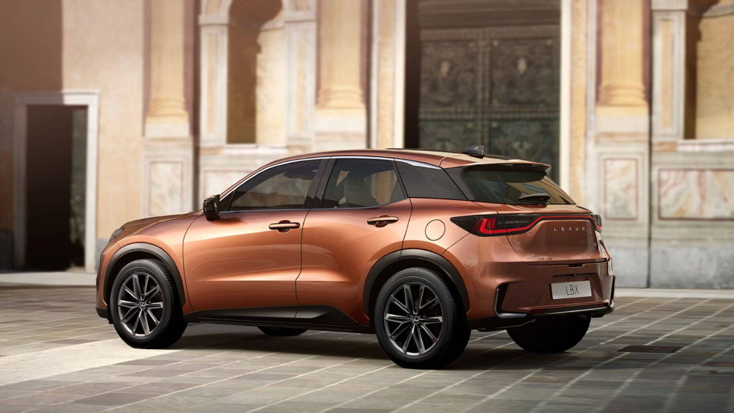 Lexus LBX (2024) je novým prírastkom do rodiny hybridných vozidiel, ktorý spája výkonnosť, úspornosť a ekologickú zodpovednosť. Tento kompaktný crossover sa zameriava na efektívnosť paliva, čo znamená nižšie náklady na prevádzku. Vďaka svojmu hybridnému pohonu dokáže znížiť spotrebu paliva, čo sa prejavuje v nižších nákladoch na každodenné jazdenie a minimalizuje emisie, čím prispieva k ochrane životného prostredia.