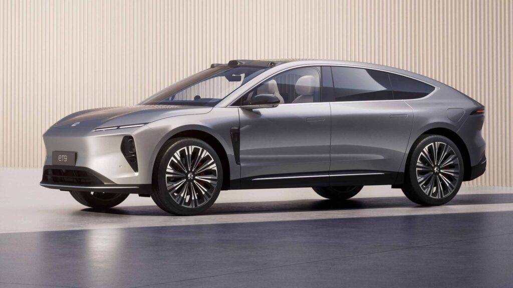 NIO ET9 je luxusné plne elektrické vozidlo čínskej automobilky NIO, ktoré predstavuje vrchol jej technologického a dizajnérskeho úsilia. Tento vlajkový sedan bol odhalený v decembri 2023 a je určený pre náročných zákazníkov, ktorí hľadajú kombináciu špičkového výkonu, pokročilých technológií a prémiového komfortu. ET9 je prvým modelom značky, ktorý využíva platformu NT 3.0 a vlastný autonómny čip Shenji, čo mu umožňuje dosiahnuť vysokú úroveň samočinnosti a inteligentného riadenia.