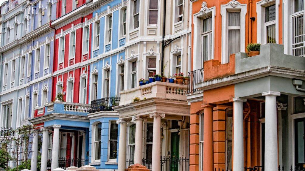 Notting Hill, jedna z najkrajších a najromantickejších štvrtí Londýna, sa stala svetoznáma vďaka rovnomennému filmu s Hughom Grantom a Juliou Robertsovou. Tento čarovný okres sa nachádza na západ od centra Londýna a ponúka malebné uličky, farebné domy a rušné trhy, ktoré sú ideálnym miestom pre romantické prechádzky. Notting Hill je známy svojou bohémskou atmosférou, ktorá spája históriu s moderným mestským životom. Mnohé z jeho ulíc sú plné nezávislých obchodíkov, kaviarničiek a reštaurácií, kde sa návštevníci môžu ponoriť do pohody a vychutnať si šálku kávy alebo romantickú večeru.