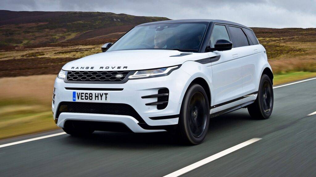 Range Rover Evoque je auto, ktoré sa už od svojho uvedenia na trh v roku 2011 etablovalo ako symbol moderného dizajnu a luxusnej elegancie. Jeho kompaktné rozmery, vyvážené línie a sofistikované detaily robia z tohto SUV nadčasový model, ktorý sa jednoducho neomrzí. Evoque kombinuje robustnosť terénneho vozidla s hladkými a elegantnými krivkami, čo mu dodáva jedinečný vzhľad. Aj po rokoch od svojho debutu stále patrí medzi najžiadanejšie a najcenenšie automobily v tejto kategórii, čo len potvrdzuje jeho schopnosť udržať sa na vrchole automobilového dizajnu.