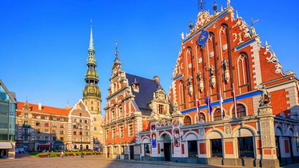 Riga, hlavné mesto Lotyšska, je právom označovaná za perlu Baltického mora vďaka svojej jedinečnej kombinácii historického dedičstva, kultúrneho bohatstva a moderného pulzu veľkomesta. Ležiaca pri ústí rieky Daugava, Riga sa pýši jedným z najväčších a najzachovalejších historických centier v severnej Európe, ktoré je zapísané v zozname svetového dedičstva UNESCO. Uličky Starého Mesta, majestátna katedrála, či slávna Čierna hlava dom sú len zlomkom toho, čo toto mesto ponúka.