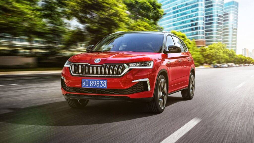 Škoda Kamiq GT je model, ktorý spája praktickosť mestského SUV s atraktívnym dizajnom kupé. Tento automobil predstavuje jedinečnú kombináciu štýlového exteriéru a funkčných vlastností, ktoré sú charakteristické pre značku Škoda. Kamiq GT sa odlišuje od svojich konkurentov predovšetkým svojim dynamickým vzhľadom s plochou strechou, ostrejšími líniami a športovými prvkami, ktoré mu dodávajú moderný a elegantný charakter. Prepojenie SUV s kupé vzhľadom ho robí ešte atraktívnejším pre tých, ktorí hľadajú vozidlo s výnimočným vzhľadom, no zároveň neustupujú praktickým požiadavkám.