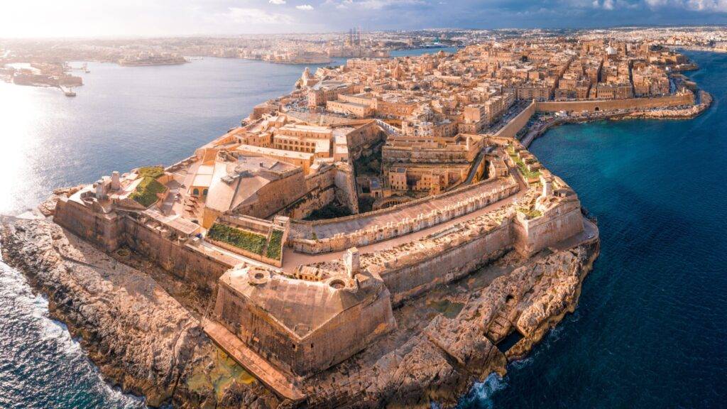 Valletta, hlavné mesto Malty, je obľúbenou turistickou destináciou, ktorá láka svojou kompaktnosťou, bohatou históriou a nádhernou architektúrou. Mesto bolo založené v 16. storočí Rádom maltézskych rytierov a dodnes si zachováva jedinečný historický charakter. Celé historické centrum je zapísané na zozname svetového dedičstva UNESCO a návštevníkov uchváti veľkolepými budovami, úzkymi uličkami, opevneniami a výhľadmi na Stredozemné more.