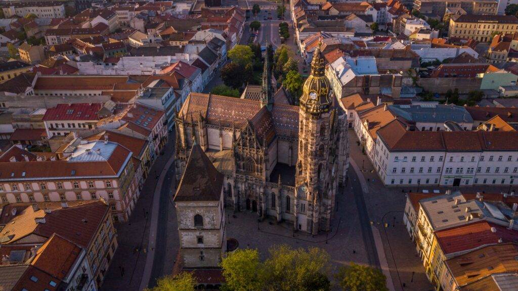 Košice sú druhým najväčším mestom na Slovensku a považujú sa za metropolu východného Slovenska. Mesto leží na rieke Hornád a je historicky a kultúrne významným centrom regiónu. Košice sú známe svojimi historickými pamiatkami, ako je Katedrála svätej Alžbety, ktorá je najväčšou gotickou katedrálou na Slovensku, a svojimi malebnými uličkami, ktoré pripomínajú bohatú históriu mesta.