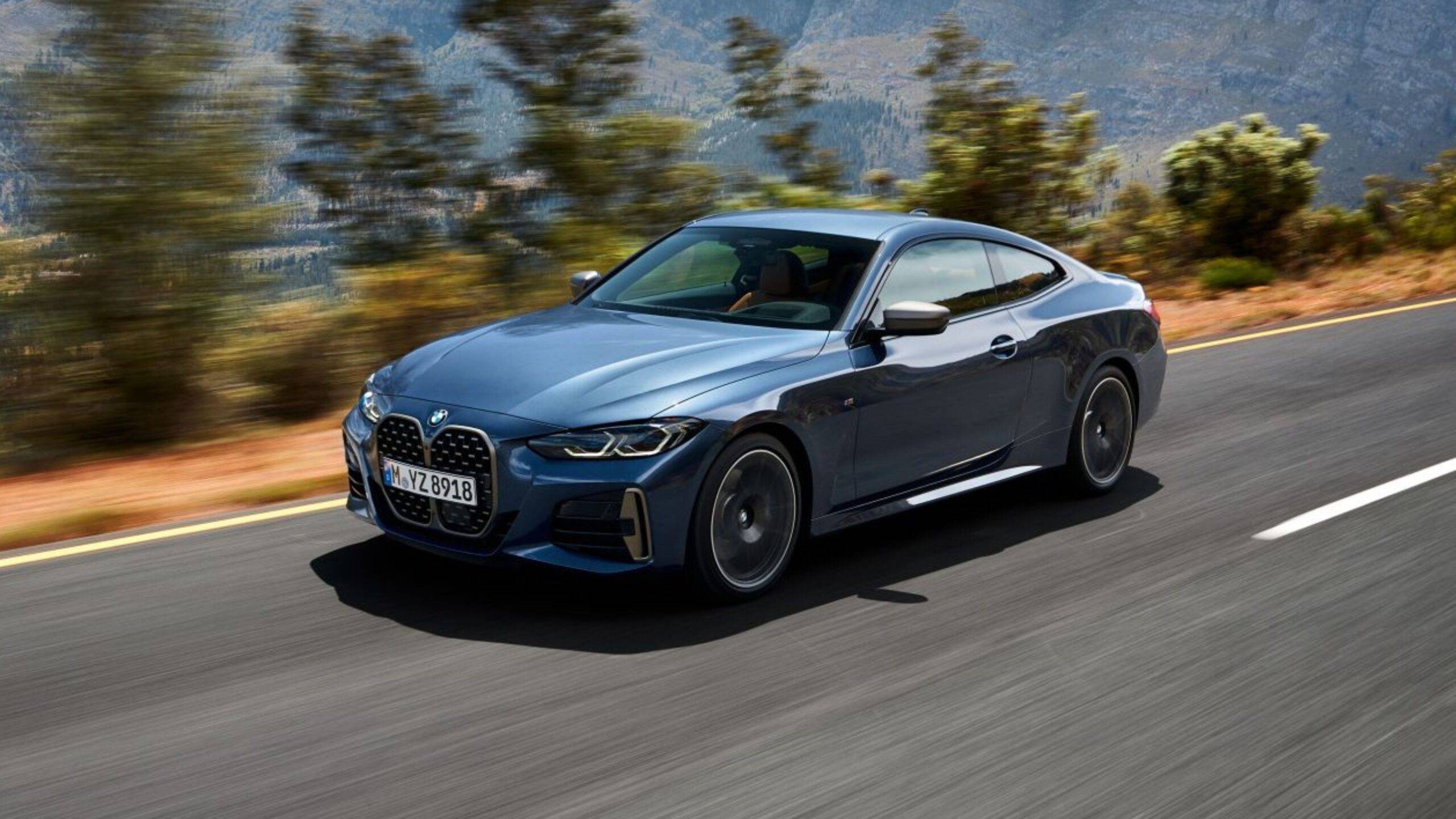Nové BMW 4 Series Coupé (2025) predstavuje dynamické a elegantné športové vozidlo, ktoré je ideálnou kombináciou výnimočného výkonu a luxusného dizajnu. Facelift tejto modelovej rady prináša zlepšenia v oblasti technológie, estetiky a výkonu, pričom zachováva charakteristický vzhľad s výraznou prednou mriežkou a štíhlymi, modernými svetlometmi. Modely ako 430i a M440i sú vybavené pokročilými technológiami, ako je nový systém BMW iDrive s moderným zakriveným displejom, ktorý umožňuje intuitívne ovládanie vozidla. Tento model je k dispozícii v rôznych motorizáciách, vrátane verzií s pohonom zadných alebo všetkých kolies, čo poskytuje široké možnosti prispôsobenia pre rôzne jazdné podmienky.