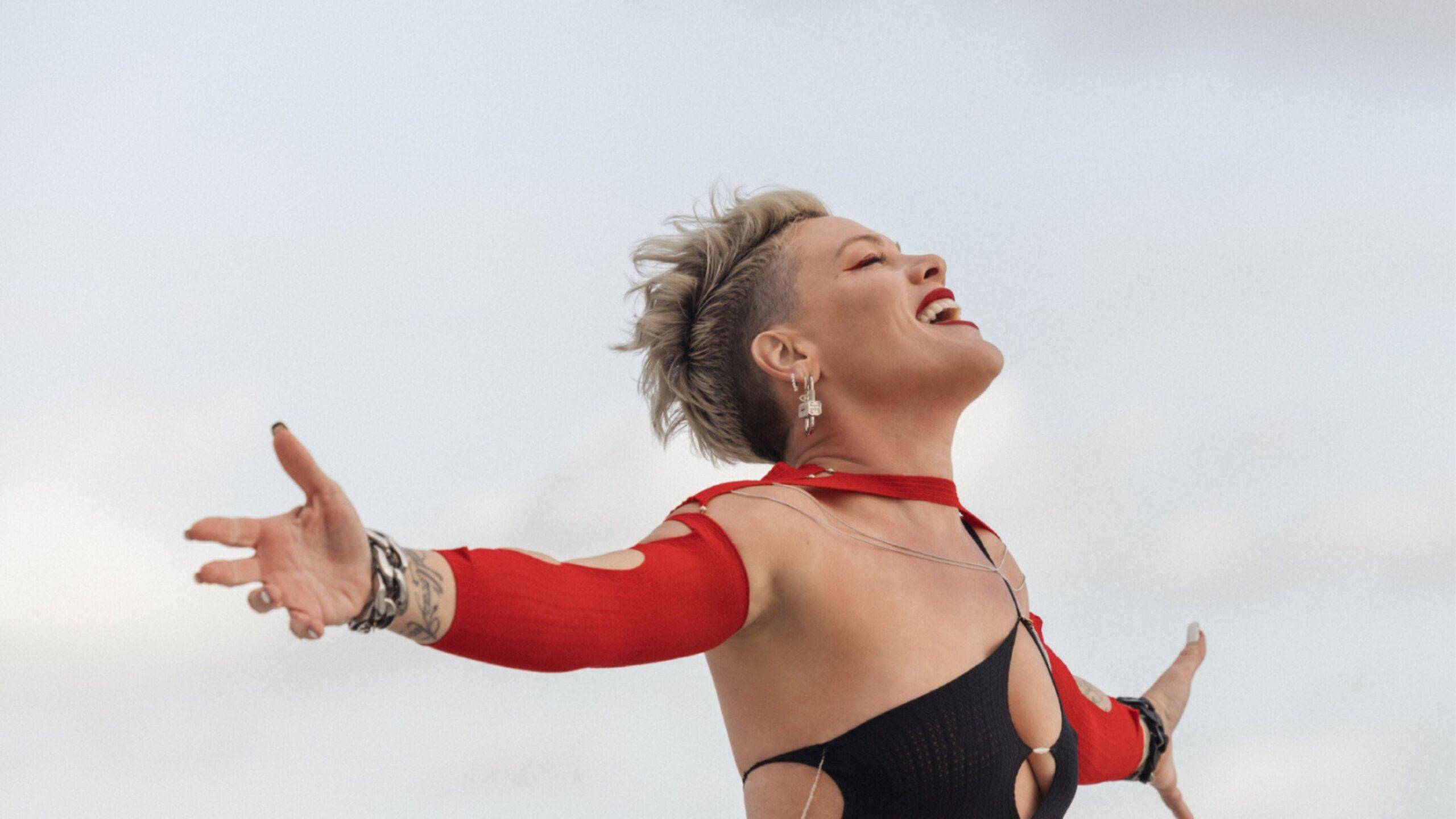Album Trustfall od P!NK, dostupný na Spotify, je silným dôkazom jej jedinečnej hlasovej sily a schopnosti emocionálne prepojiť s poslucháčmi. Tento album, ktorý sa vyznačuje osobným a introspektívnym tónom, prináša kombináciu rockových, popových a balladických prvkov, pričom P!NK ukazuje svoju nezameniteľnú schopnosť vyjadriť bolestné a zároveň povznášajúce témy. Piesne ako Never Gonna Not Dance Again a Trustfall odrážajú jej odhodlanie byť autentická a vyrovnávať sa s výzvami života, čo robí tento album výnimočným.