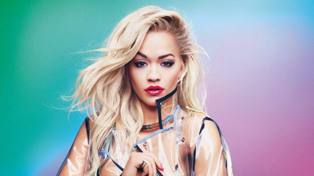 Rita Ora je britská speváčka, herečka a módna ikona, ktorá si svojou výnimočnou charizmou a talentom získala obdiv aj kritiku. Už od svojho debutu v hudobnom priemysle vyvoláva rozruch nielen svojimi hitmi a vystúpeniami, ale aj odvážnymi módnymi rozhodnutiami či vyjadreniami, ktoré často rozdeľujú verejnosť. Napriek kontroverziám zostáva verná sebe a odmieta sa prispôsobovať očakávaniam, čo z nej robí výraznú a autentickú osobnosť súčasnej popkultúry.