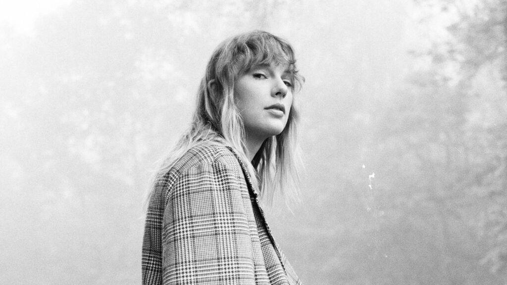 Pieseň Exile od Taylor Swift v spolupráci s Justinom Vernonem (Bon Iver) je jednou z najemotívnejších skladieb na albume Folklore, kde sa hlboko ponára do témy rozchodu a emocionálneho odlúčenia. Silné vokály oboch interpretov vytvárajú kontrast dvoch perspektív – dvoch ľudí, ktorí sa kedysi milovali, no teraz stoja na opačných stranách priepasti. Ich dialóg odhaľuje nepochopenie, nevypovedané slová a nedosiahnuteľnú snahu opraviť to, čo sa už dávno pokazilo.