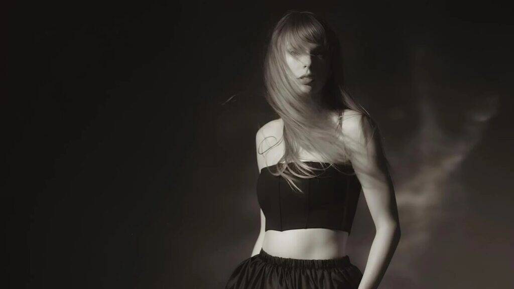 The Tortured Poets Department je jedenásty štúdiový album Taylor Swift, ktorý bol vydaný 19. apríla 2024. Tento album vznikol počas jej úspešnej Eras Tour 2023, pričom Taylor čelila intenzívnemu mediálnemu záujmu o svoj osobný život, čo ju inšpirovalo k tvorbe albumu. Očakávania fanúšikov boli obrovské, a album nezostal nič dlžný svojmu potenciálu. Skladby sú ladené do emotívnych a introspektívnych tónov, ktoré zdôrazňujú Taylorinu schopnosť spájať osobné príbehy s univerzálnymi témami. Tento projekt sa rýchlo stal jedným z najúspešnejších albumov jej kariéry, získal si uznanie od kritikov aj fanúšikov.