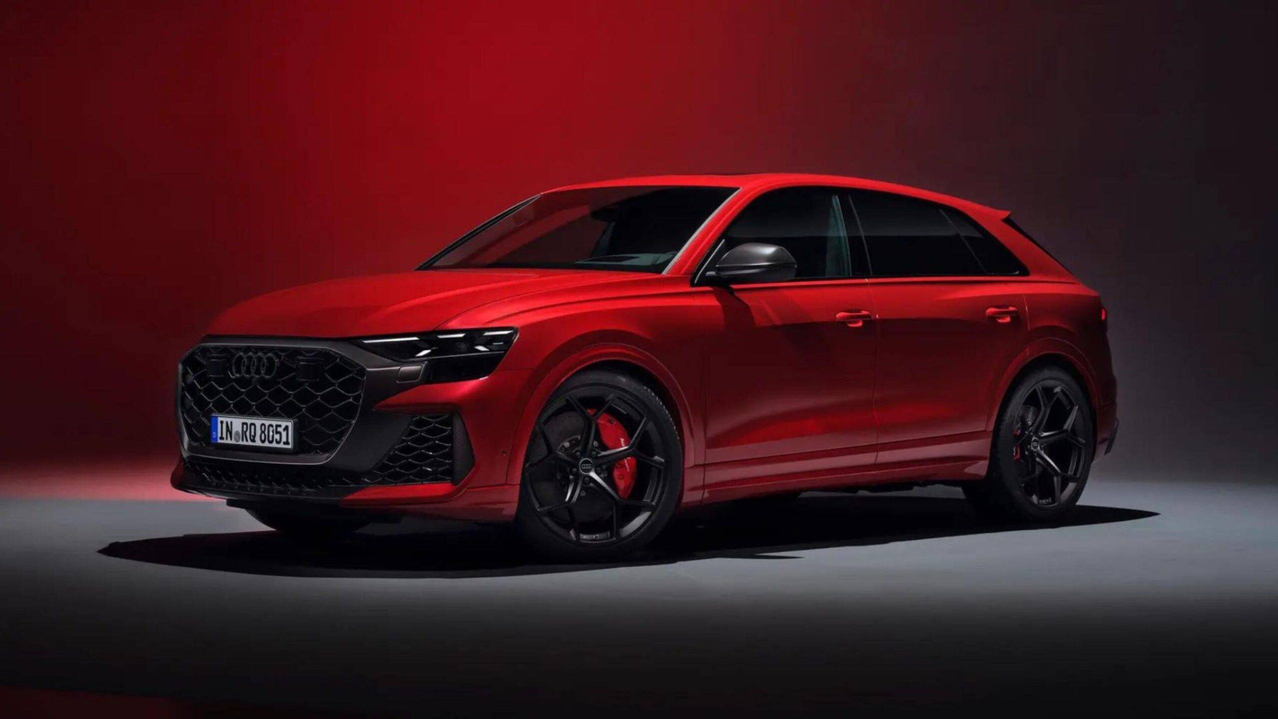 Audi RS Q8 (2024) je revolučným modelom, ktorý spája luxusné vlastnosti SUV so špičkovým výkonom superšportového vozidla. Tento model je najvýraznejším zástupcom značky Audi v segmente vysokovýkonných SUV a prináša kombináciu komfortu, technológie a extrémneho výkonu. So športovým dizajnom, širokými blatníkmi a agresívnymi líniami je RS Q8 okamžite rozpoznateľný.