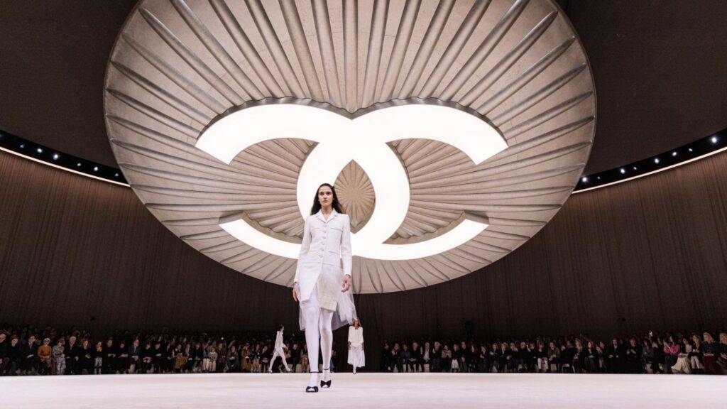 Chanel FW 2425 Haute Couture predstavuje vrcholnú slávu módneho domu, ktorý sa už viac ako sto rokov profiluje ako symbol elegancie a nadčasového štýlu. Kolekcia, ktorá sa predstavila počas prestížnej Haute Couture Fashion Week, bola opäť oslavou majstrovstva Gabrielle „Coco“ Chanel a jej nekompromisnej filozofie krásy. V tejto kolekcii sa spájajú klasické prvky, ako sú tweedové kostýmy, perlové detaily a nesmrteľné siluety, s modernými inovaciami, ktoré podčiarkujú výnimočnosť značky v súčasnej móde.