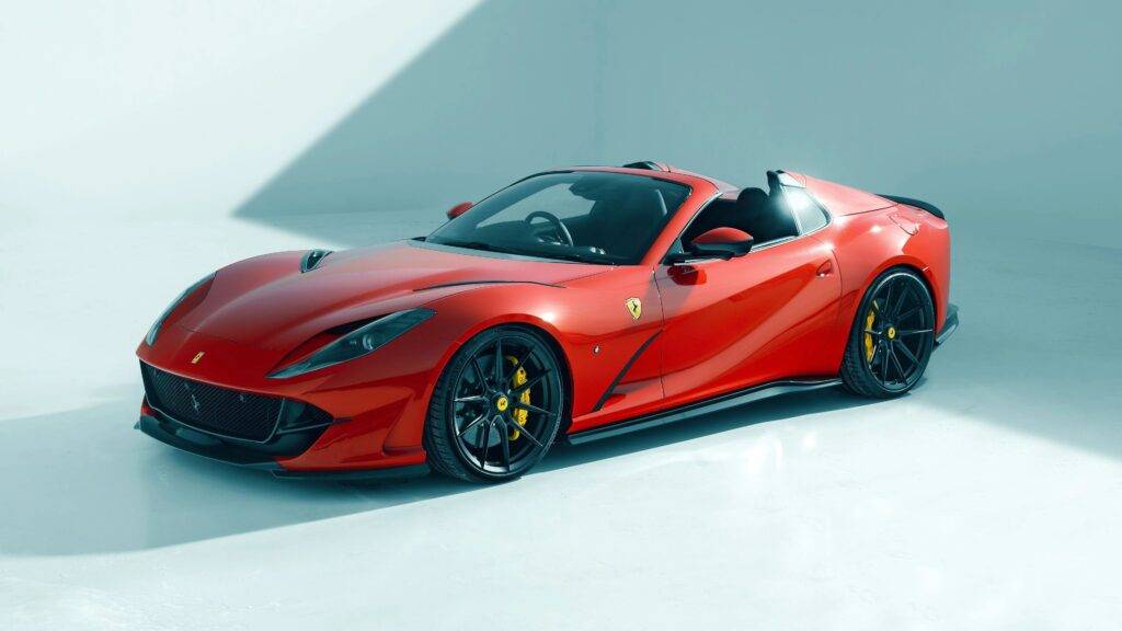 Ferrari 812 GTS predstavuje dokonalú harmóniu rýchlosti, výkonu a luxusu. Tento model je kombináciou nekompromisného motora, elegantného dizajnu a pokročilých technológií, ktoré robia z každého okamihu za volantom nezabudnuteľný zážitok. Pod kapotou 812 GTS sa nachádza 6,5-litrový V12 motor, ktorý poskytuje úžasný výkon až 800 koní a umožňuje dosiahnuť rýchlosť až 340 km/h. Tento extrémny výkon je spojený s precíznosťou a agilnosťou, ktorú Ferrari do tohto auta vkladá, čím zabezpečuje, že každá jazda je plná vzrušenia a kontroly.