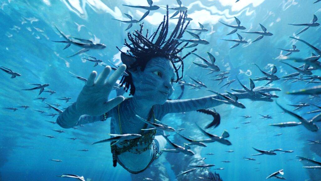 Pokračovanie úspešného filmu Avatar, s podtitulom The Way of Water, ponúka divákom neuveriteľný kinematografický zážitok, ktorý posúva hranice filmovej technológie. Režisér James Cameron opäť dokázal, že je majstrom vizuálnej tvorby, keď v tomto pokračovaní využil najmodernejšie technológie 3D zobrazenia a podvodného nakrúcania. Scény pod vodou, ktoré sú zobrazené s neskutočnou detailnosťou a realizmom, vytvárajú pohlcujúci zážitok, aký nebol na filmovom plátne nikdy predtým. Každý záblesk svetla, každá kvapka vody a každý pohyb podvodného sveta je natočený s precíznosťou, ktorá divákov doslova vtiahne do fantazijného sveta Pandory.