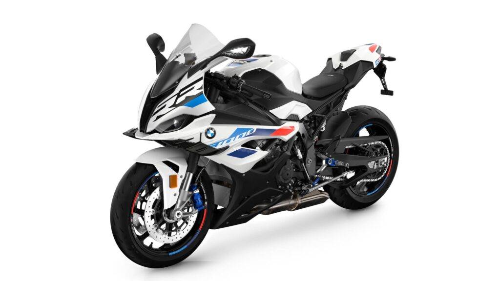 BMW S1000RR M (2024) je vysoko výkonný superbike, ktorý ponúka neuveriteľný výkon a technologické inovácie, ktoré ho radia medzi najlepšie motocykle v segmente. Srdcom tohto motocykla je 999 cm³ štvorvalcový motor, ktorý poskytuje až 212 koní a maximálny krútiaci moment 113 Nm. Tento motor je vybavený technológiou ShiftCam, ktorá zaisťuje optimalizovaný výkon v celom rozsahu otáčok, čo umožňuje agresívnu jazdu pri vysokých rýchlostiach aj hladkú akceleráciu pri nízkych otáčkach.