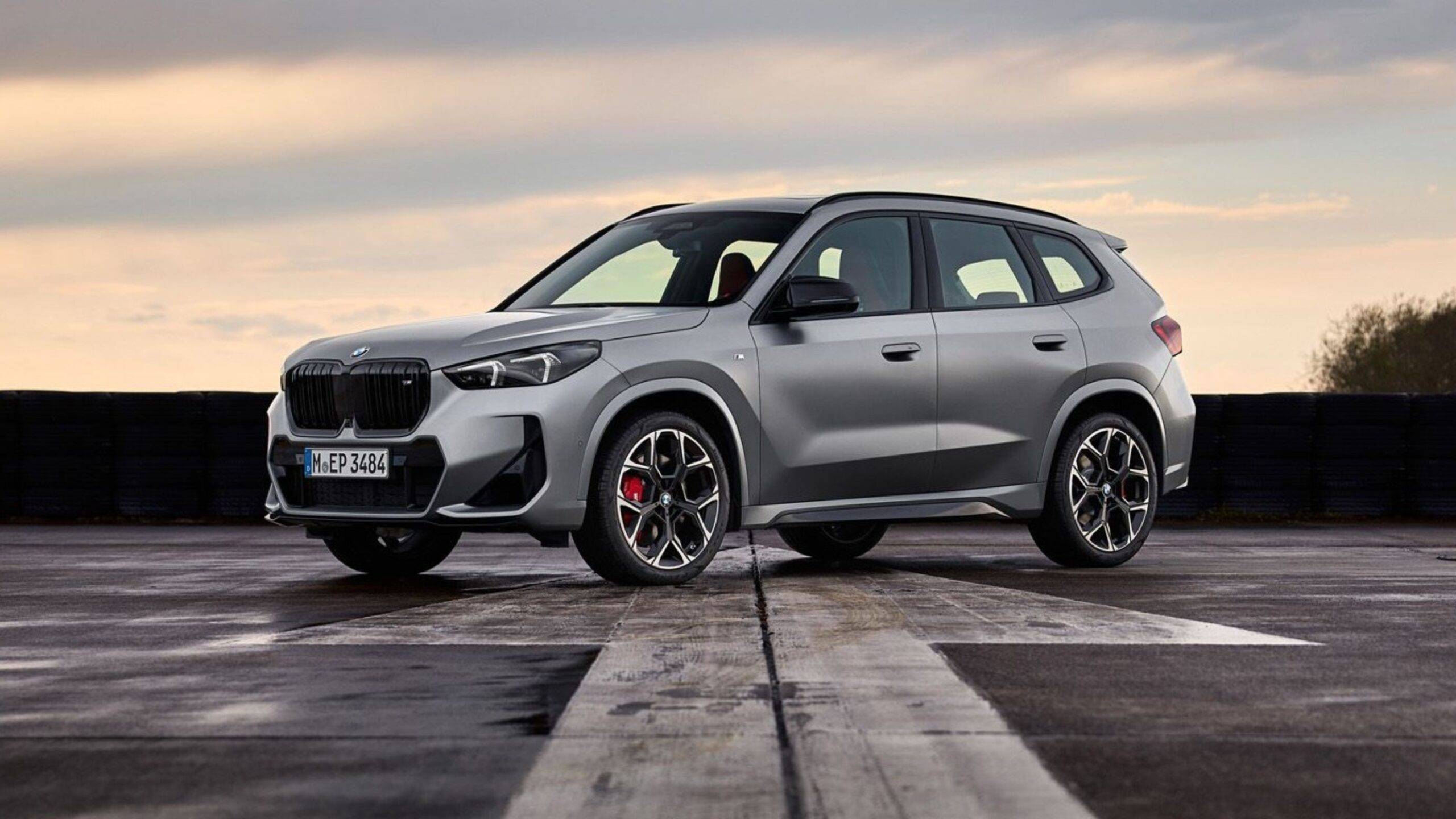 BMW X1 je kompaktné SUV, ktoré prináša kombináciu dynamiky jazdy a praktickosti, ideálne pre tých, ktorí hľadajú športové vozidlo s dostatočným priestorom pre každodenné použitie. Jeho štýlový dizajn je charakterizovaný výraznou prednou mriežkou, LED svetlometmi a ostro tvarovanými líniami, ktoré podčiarkujú jeho športový charakter. S väčším interiérom a vyváženými proporciami ponúka X1 vynikajúcu kombináciu kompaktnosti a pohodlia, čo ho robí ideálnym spoločníkom pre mestské aj mimo mestské jazdy.