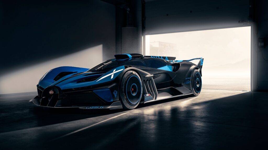 Bugatti Bolide je absolútnym vrcholom výkonu a rýchlosti, pričom každá jeho línia a technológia je navrhnutá tak, aby dosahoval nevídané rýchlosti na okruhu aj na bežnej ceste. Srdcom tohto hyperšportového auta je motor W16 s objemom 8,0 litra, ktorý produkuje ohromujúcich 1 850 konských síl a maximálny krútiaci moment 1 600 Nm. Tento motor je doplnený špičkovým turbodúchadlom, ktoré umožňuje autu dosiahnuť neuveriteľnú akceleráciu a maximálnu rýchlosť presahujúcu 500 km/h. Rýchlosť je tak synonymom pre každú jazdu na Bugatti Bolide, ktorý je stavaný pre tých, ktorí hľadajú výkon na najvyššej úrovni.