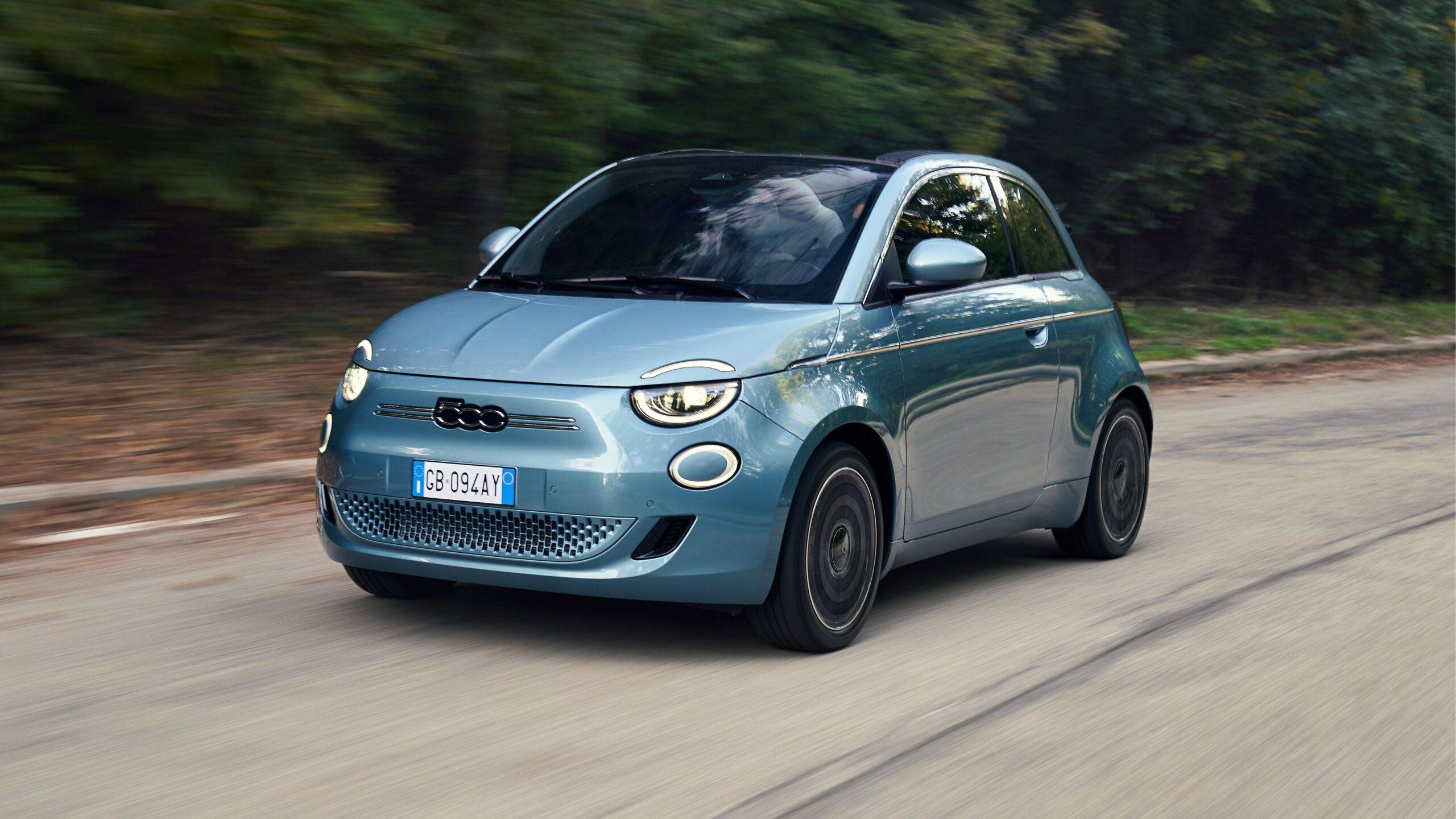 Fiat 500 (2025) predstavuje moderný reštart ikonického mestského auta, ktoré sa vďaka svojej štýlovej jednoduchosti a kompaktnosti stalo symbolom mestského životného štýlu. Nová generácia tohto vozidla je nielen evolúciou v dizajne, ale aj technologickým krokom vpred, pričom Fiat sa sústreďuje na udržateľnosť, efektivitu a konektivitu. Vylepšená aerodynamika a štíhly dizajn zaručujú nielen výbornú manipuláciu v mestských podmienkach, ale aj väčší komfort pre vodičov a pasažierov, čím sa Fiat 500 stáva ešte atraktívnejším pre tých, ktorí hľadajú ideálne auto pre každodenné mestské cesty.