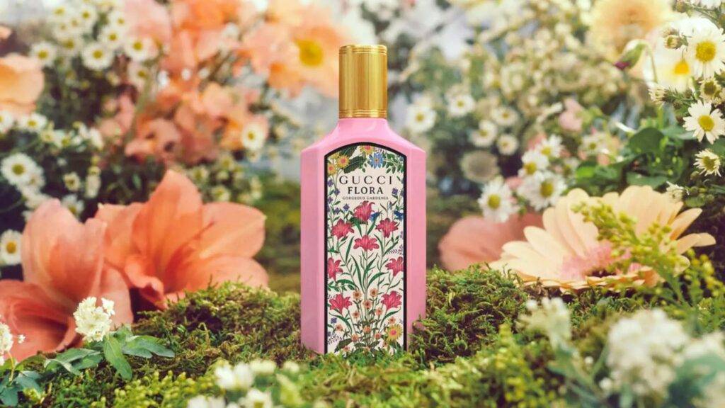 Gucci Flora je ikonická vôňa, ktorá stelesňuje ženskosť, jemnosť a eleganciu v každej kvapke. Jej svieži kvetinový charakter osloví každú ženu, ktorá túži po vôni plnej ľahkosti a radosti. V srdci tejto parfumovanej vody sa spája vôňa pivonky, jazmínu a ruže, doplnená ovocnými tónmi citrusov a sladkými akcentmi santalového dreva. Flora nie je len parfum, ale zážitok, ktorý podčiarkuje jedinečnosť každej nositeľky.