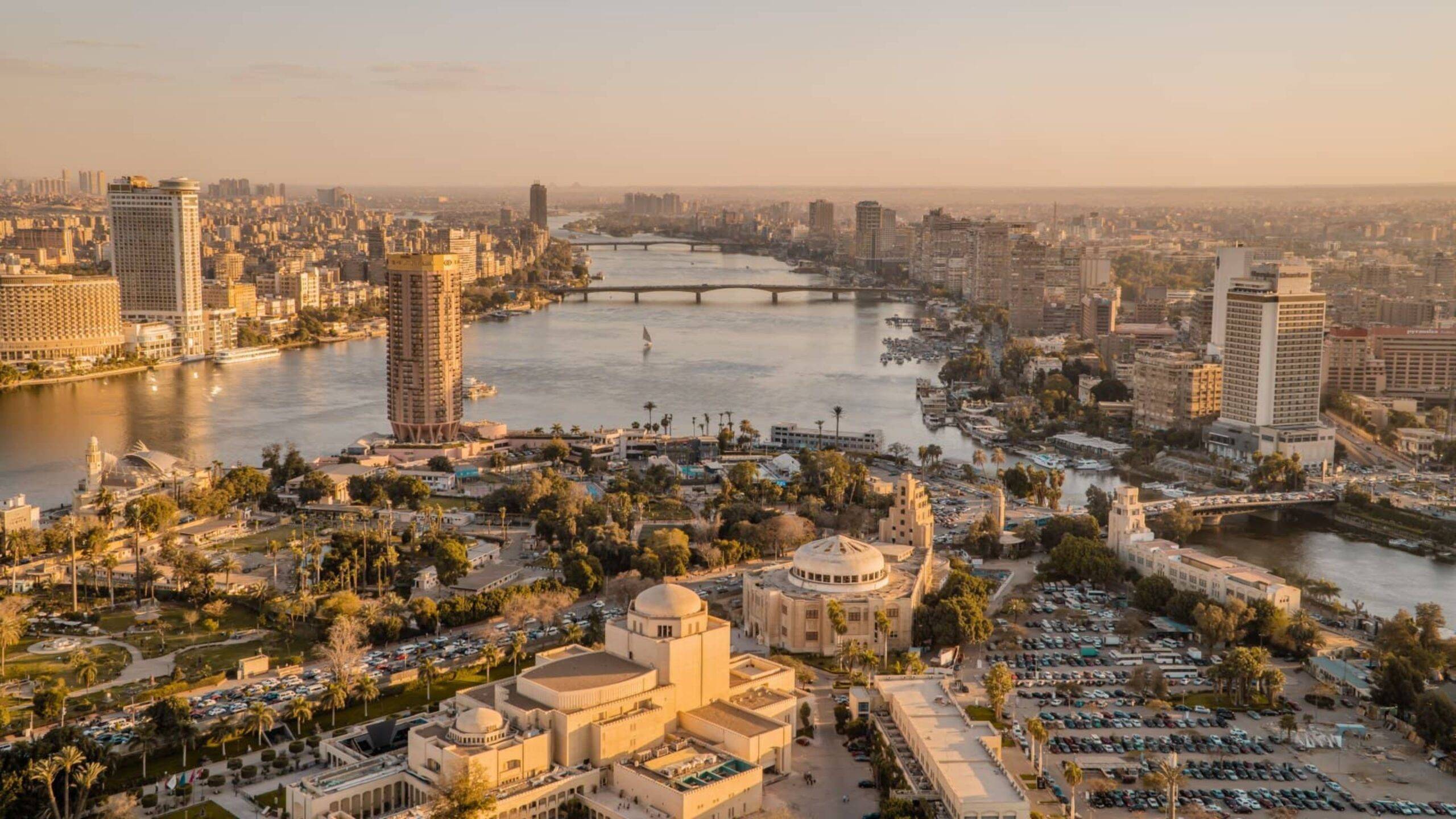 Káhira, hlavné mesto Egypta, je mestom, ktoré je pohltené tisícročnou históriou a kultúrou. Je to miesto, kde sa spájajú staroveké civilizácie s moderným mestským životom. Mesto je domovom pre niektoré z najväčších historických pamiatok sveta, ako sú pyramídy v Gíze a Veľká sfinga, ktoré každoročne priťahujú milióny turistov. Káhira je bohatá na archeologické náleziská a múzeá, z ktorých najvýznamnejším je Egyptské múzeum, ktoré uchováva obrovskú zbierku staroegyptských artefaktov, vrátane pokladov Tutanchamona. Mesto je srdcom egyptskej histórie a kultúry, kde sa históriu a súčasnosť neustále prelínajú.