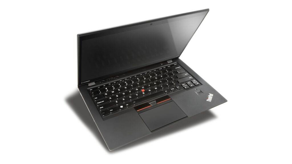 Lenovo ThinkPad X1 Carbon (2024) je vlajkovou loďou medzi notebookmi určenými pre profesionálov, ktorí hľadajú výkonné a spoľahlivé zariadenie. Tento ultratenký a ľahký notebook ponúka robustnú konštrukciu z uhlíkových vlákien, ktorá zaručuje vysokú odolnosť, pričom si zachováva štýlový vzhľad. Je navrhnutý tak, aby zvládol aj tie najnáročnejšie pracovné úlohy, od analýz veľkých dát až po multitasking s množstvom aplikácií, a zároveň ponúka dlhú výdrž batérie pre celý pracovný deň bez potreby nabíjania.