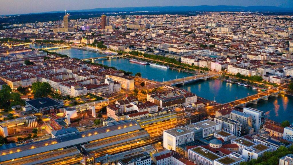 Lyon, nachádzajúci sa v srdci Francúzska, je považovaný za kultúrnu a gastronomickú metropolu krajiny. Mesto je známe svojimi bohatými historickými a kultúrnymi pamiatkami, medzi ktoré patrí staré mesto (Vieux Lyon), ktoré je zaradené do zoznamu svetového dedičstva UNESCO. Lyon ponúka množstvo múzeí, galérií a historických lokalít, pričom je známy aj ako mesto, kde sa zrodil film a filmová tvorba, vďaka bratrom Lumièrovým, ktorí tu vynaliezli kinematograf.