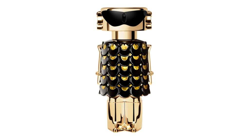 Paco Rabanne Fame (2024) je vôňa, ktorá oslavuje ženskosť, originalitu a charizmu – presne ako jeho tvár, herečka Elle Fanning. Tento parfém je odvážny a moderný, určený pre ženy, ktoré milujú kombináciu štýlu, elegancie a nečakaného zvratu. V jeho srdci sa spája sladké mango, jazmín a krémové tóny kadidla, ktoré vytvárajú nezameniteľnú arómu s nádychom luxusu a rebelantstva. Parfém Fame je ako magnet – okamžite zaujme a zanechá nezabudnuteľný dojem.