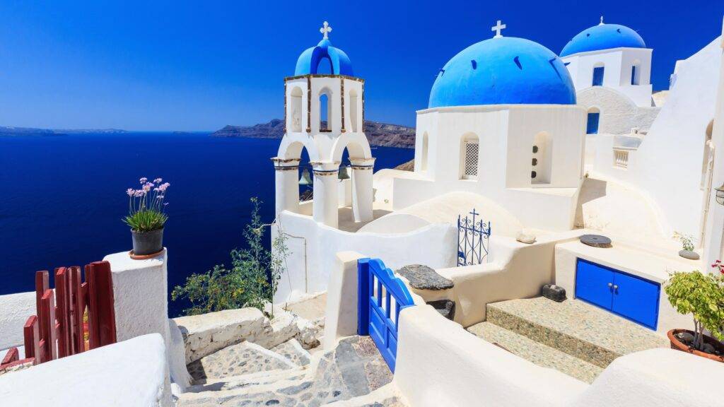 Santorini, perla Egejského mora, je ostrov, ktorý si okamžite získa srdce každého návštevníka svojou unikátnou krásou, bielymi domčekmi s modrými kupolami a nádhernými výhľadmi na tyrkysové more. Vznikol po mohutnej sopečnej erupcii, ktorá vytvorila jeho ikonický tvar kaldery a dodala miestu mystickú atmosféru. Vďaka tomu patrí Santorini medzi najfotografovanejšie miesta na svete a je symbolom romantiky, pokoja a nadčasovej estetiky.