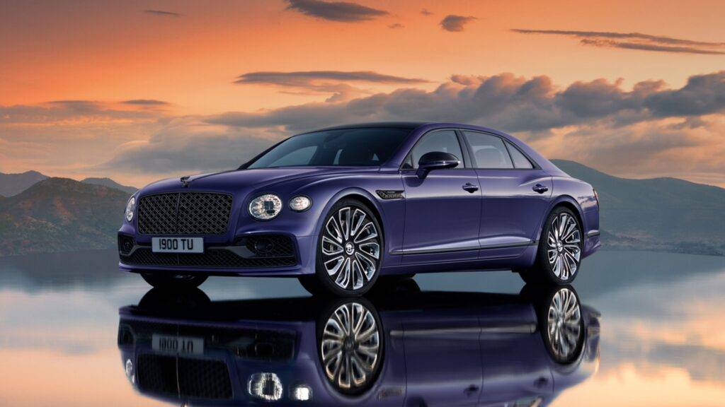 Bentley Flying Spur Mulliner je synonymom dokonalosti, kde sa spája nekompromisný luxus, špičkové technológie a precízna remeselná práca. Tento model, ktorý nesie podpis divízie Mulliner, je vrcholom automobilového dizajnu, pričom každá časť vozidla je starostlivo spracovaná do posledného detailu. Exteriér vozidla sa pýši elegantnými líniami, veľkorysými proporciami a charakteristickým mriežkovým dizajnom prednej masky, ktorý vyžaruje prestíž a silu. Každý pohľad na Bentley Flying Spur Mulliner odhaľuje perfektnú harmóniu medzi estetickými a technickými prvkami.