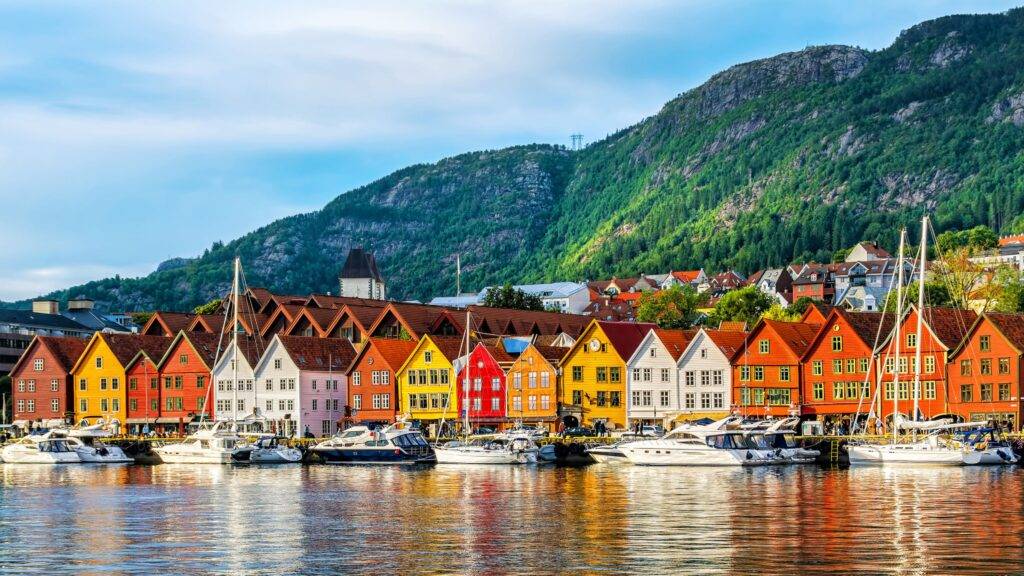 Bergen, druhé najväčšie mesto Nórska, je právom nazývané bránou k Nórskym fjordom, pretože sa nachádza v tesnej blízkosti niektorých z najúchvatnejších prírodných scenérií na svete. Historické centrum s ikonickými farebnými domčekmi Bryggen, ktoré sú zapísané na zozname UNESCO, dodáva mestu jedinečný šarm a odráža jeho bohatú obchodnú a námornú minulosť. Každý krok ulicami Bergenu vás vtiahne do fascinujúceho spojenia histórie, prírody a kultúry.