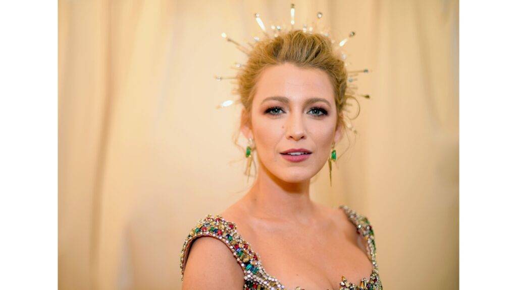 Blake Lively je jednou z najvýraznejších herečiek svojej generácie, ktorá sa nielen preslávila svojimi filmovými a televíznymi výkonmi, ale aj svojím osobným štýlom a vplyvom v módnom priemysle. Najväčšiu popularitu získala vďaka úlohe Serina van der Woodsen v kultovom seriáli Gossip Girl, kde sa stala neoddeliteľnou súčasťou popkultúrnej scény. Jej charizma, talent a nenútený štýl jej otvorili dvere do sveta veľkého filmu, kde si zahrala v úspešných snímkach ako The Age of Adaline a A Simple Favor. Tieto projekty len potvrdili jej široký herecký repertoár a schopnosť premeniť akúkoľvek rolu na nezabudnuteľný zážitok pre divákov.