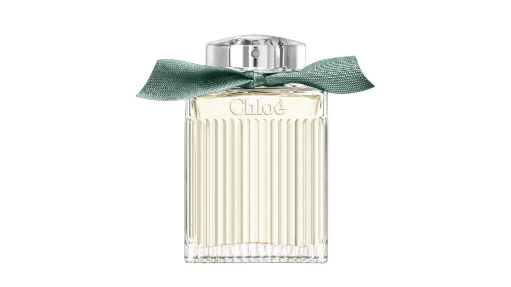 Chloé Rose Naturelle Intense je parfém, ktorý stelesňuje prirodzenú eleganciu a jemnosť v každej kvapke, pričom jeho dominantná ružová vôňa je harmonicky doplnená o hrejivé drevité tóny. Táto vôňa je oslavou ženskosti a slobody, pričom pôsobí sviežo, ale zároveň zmyselne, čo ju robí ideálnou voľbou pre ženy, ktoré chcú podčiarknuť svoju osobnosť bez zbytočného pátosu. V každom nádychu prináša pocit čistoty a noblesy.