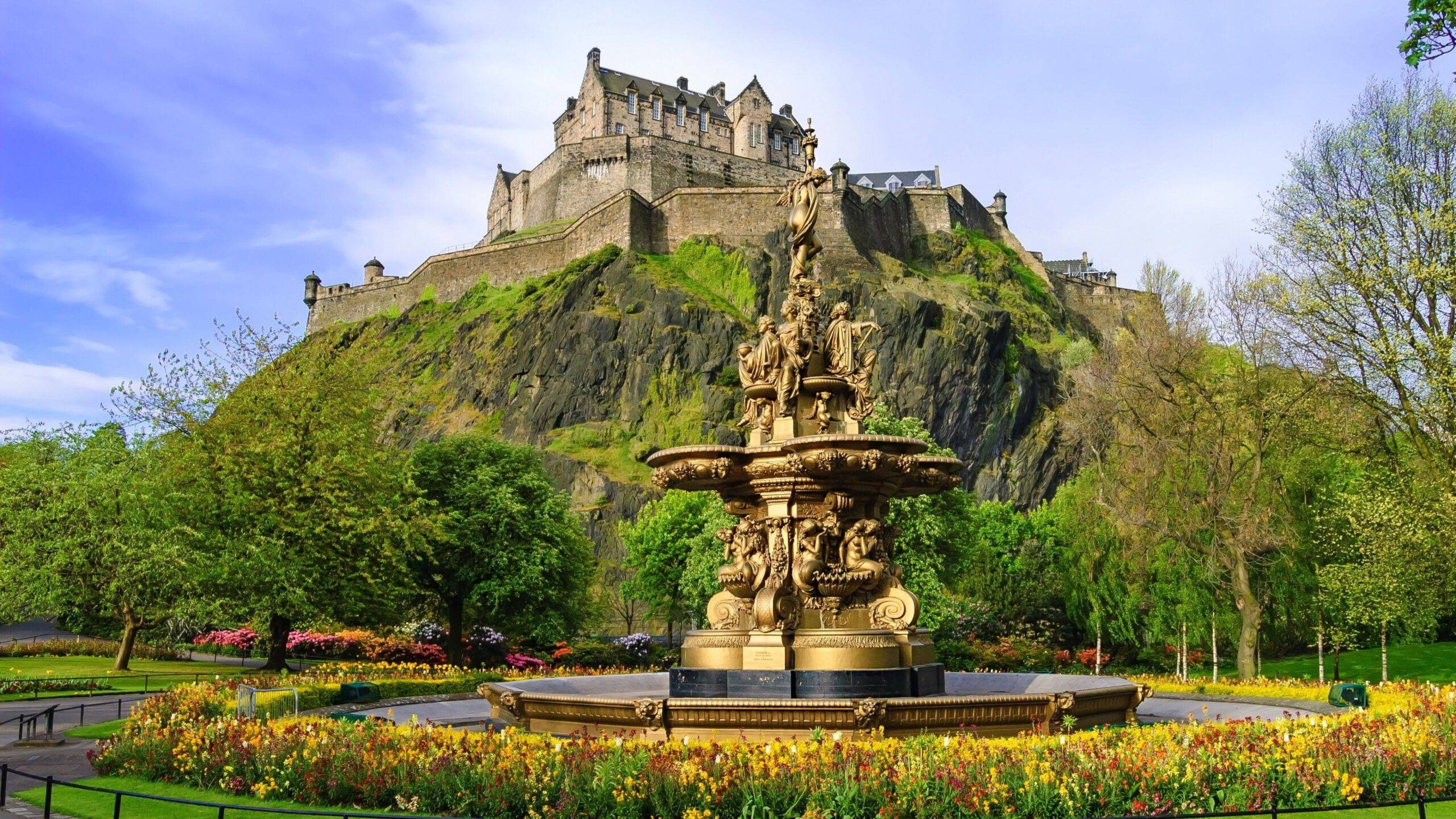 Edinburgh, hlavné mesto Škótska, je už po stáročia považované za kultúrne a intelektuálne srdce krajiny. Jeho historické jadro, rozdelené na Staré a Nové Mesto, je zapísané na zozname svetového dedičstva UNESCO a láka návštevníkov svojimi stredovekými uličkami, majestátnymi budovami a ikonickým hradom, ktorý sa týči nad mestom. Edinburgh spája bohatú minulosť s moderným duchom a ponúka jedinečné spojenie tradície a pokroku, ktoré z neho robí ideálne miesto pre milovníkov histórie, architektúry a umenia.