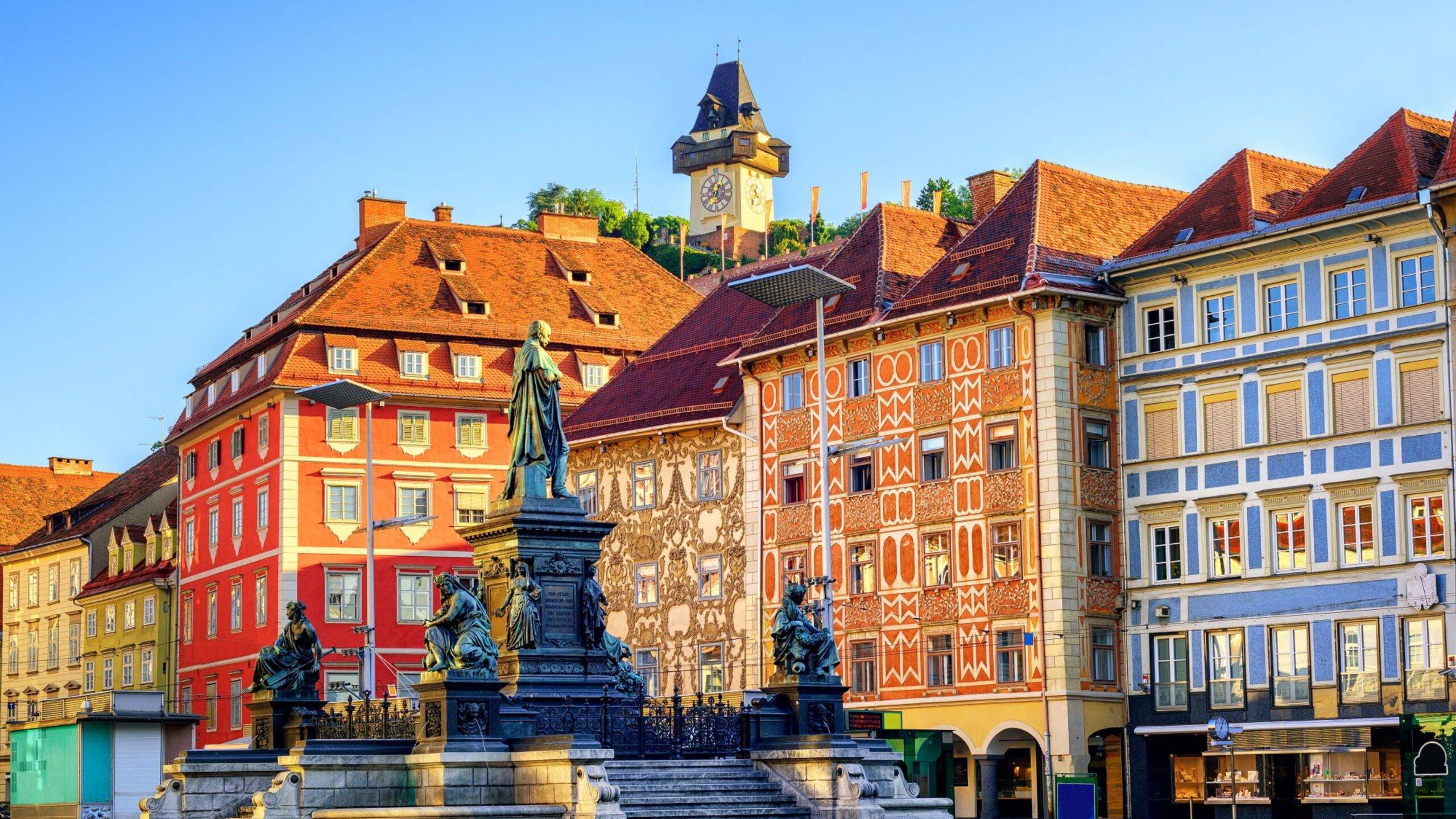 Graz, druhé najväčšie mesto Rakúska, je známe svojou fascinujúcou históriou, ktorá siaha až do stredoveku. Mesto sa môže pochváliť množstvom historických pamiatok, medzi ktoré patrí impozantný hrad Schlossberg s výhľadom na celé mesto, či renesančná radnica. Jeho staré mesto, ktoré je zapísané na zozname svetového dedičstva UNESCO, je plné malebných uličiek, námestí a architektonických skvostov, ktoré rozprávajú príbeh o minulosti tohto mesta. Každý kút Grazu ponúka návštevníkom možnosť objavovať bohatú kultúru a dedičstvo, ktoré sa vyvinulo v priebehu storočí.