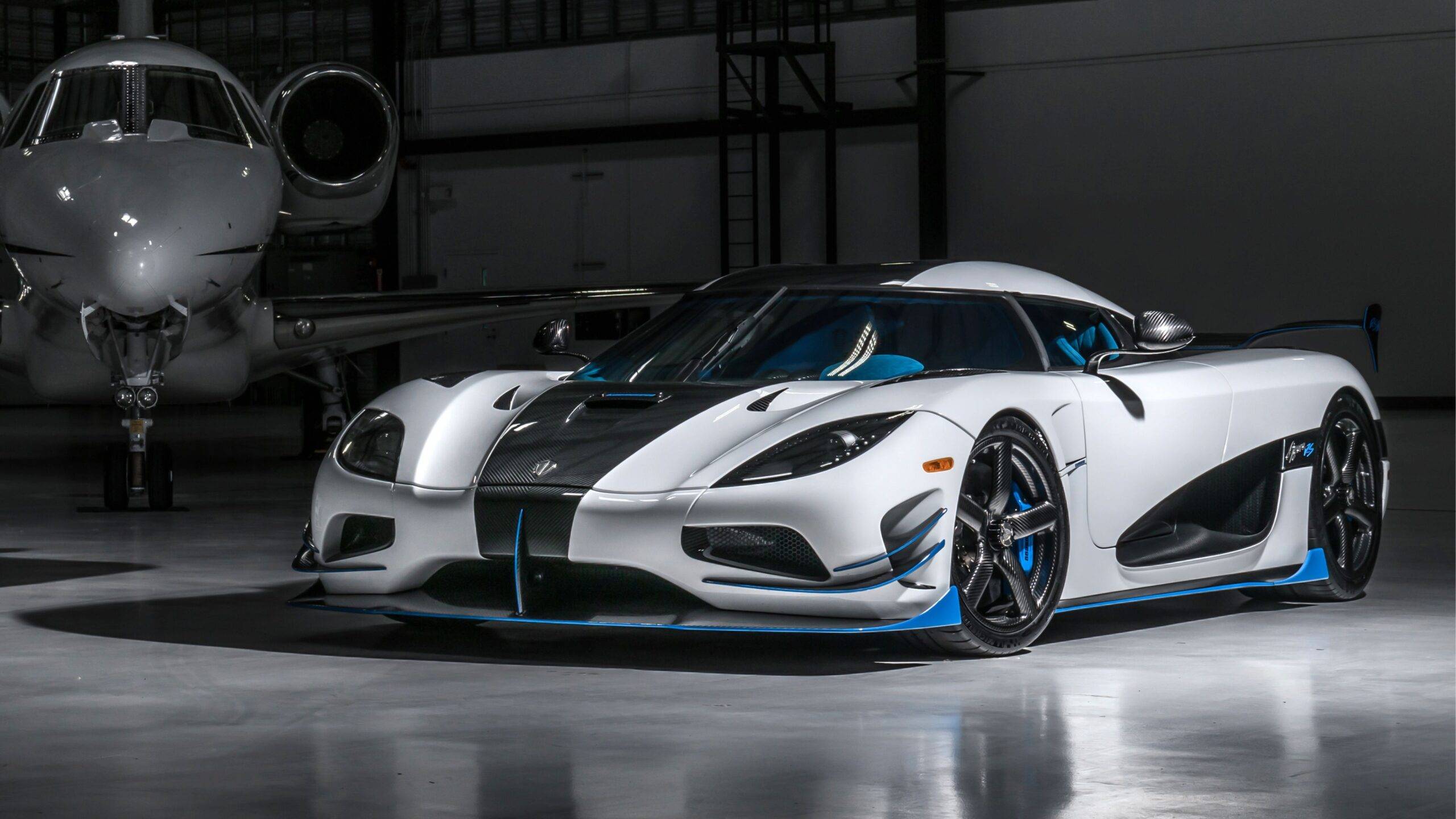Koenigsegg Agera je ikonický superšport, ktorý posunul hranice výkonu a technológií v automobilovom svete. Navrhnutý a vyrobený vo Švédsku, Agera kombinuje futuristický dizajn s extrémnym výkonom, vďaka čomu patrí medzi najexkluzívnejšie vozidlá na planéte. Už na prvý pohľad zaujme agresívnymi líniami karosérie, aktívnou aerodynamikou a výnimočným spracovaním z karbónových materiálov, ktoré zabezpečujú nízku hmotnosť a maximálnu tuhosť.