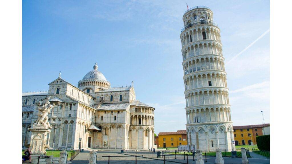 Pisa, historické mesto v srdci Toskánska, je celosvetovo preslávené svojou ikonickou šikmou vežou, ktorá sa stala symbolom ľudskej tvorivosti aj omylu. Pôvodne zamýšľaná ako rovná zvonica pre katedrálu na námestí Piazza dei Miracoli začala veža klesať už počas stavby v 12. storočí kvôli nestabilnému podložiu, no namiesto neúspechu sa stala jedným z najobdivovanejších architektonických divov sveta.