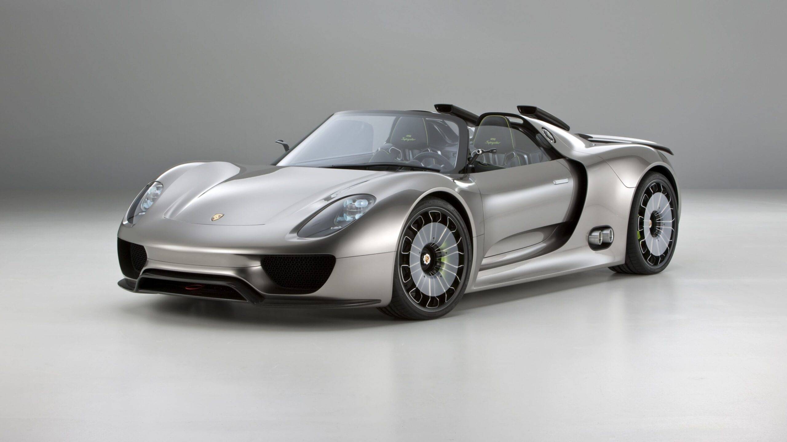 Porsche 918 Spyder (2024) je auto, ktoré predstavuje dokonalú symbiózu výkonu, technológie a dizajnu. Ako plug-in hybridný superšport, 918 Spyder prináša úchvatnú kombináciu tradičnej nemeckej precíznosti a moderných inovácií v oblasti elektromobility. S jeho 4,6-litrovým V8 motorom a dvoma elektrickými motormi dosahuje výkon viac ako 880 konských síl, čo mu umožňuje zrýchliť z 0 na 100 km/h za necelé 3 sekundy. Táto raketa na kolesách nielenže poskytuje nezabudnuteľný zážitok z jazdy, ale zároveň aj výnimočnú účinnosť a ekologický prístup, ktorý sa snúbi s luxusom.