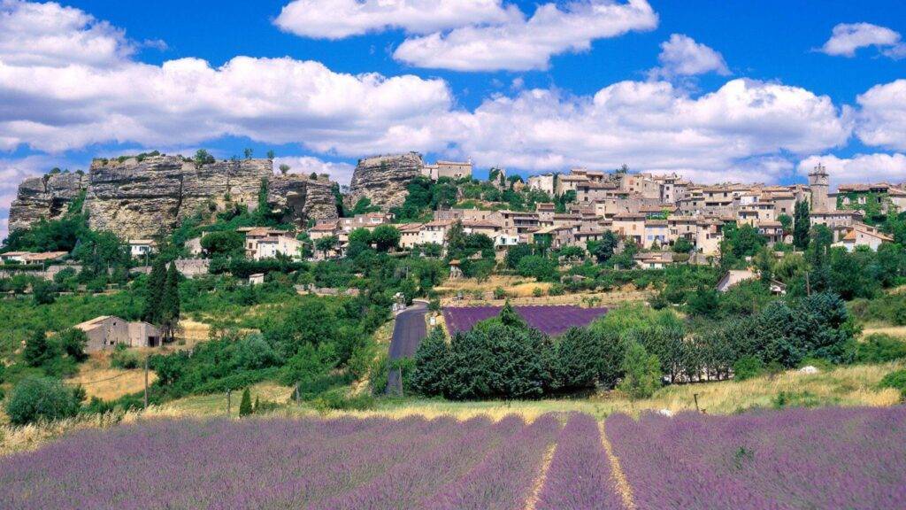 Saignon je jedno z najkrajších a najromantickejších mestečiek v regióne Provensálsko, ktoré očarí každého návštevníka svojou autentickou atmosférou a historickým šarmom. Toto nádherné miesto, ktoré sa nachádza na kopci, ponúka úžasné výhľady na okolitú krajinu a typické provensálske vinice. Malebné kamenné uličky, starobylé domy a malý, ale pôvabný námestíčko dodávajú Saignonu neopakovateľný charakter, ktorý si zachováva svoj tradičný ráz aj v modernej dobe.