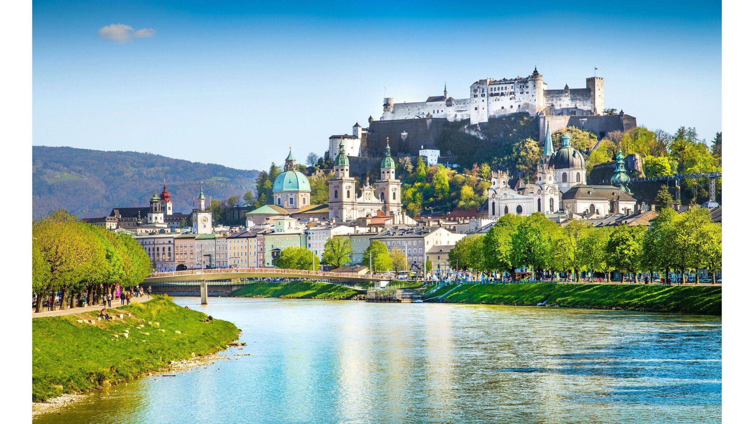 Salzburg, mesto nachádzajúce sa na severe Rakúska, je známe svojou fascinujúcou architektúrou, ktorá v sebe spája prvky baroka, gotiky a renesancie. Jeho historické centrum, ktoré je zapísané na zozname svetového dedičstva UNESCO, ponúka nádherné námestia, úzke uličky a majestátne paláce. Mesto je domovom architektonických skvostov, ako je impozantná katedrála sv. Ruperta či Hohensalzburg, jedno z najväčších a najlepšie zachovaných hradov v Európe. Každý krok v tomto meste ponúka pohľad na historické budovy, ktoré rozprávajú príbeh o bohatstve kultúry a umenia.