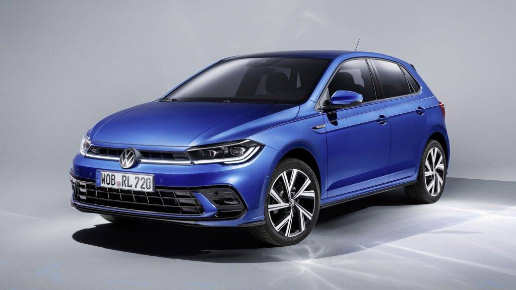Volkswagen Polo R-Line je ideálnou voľbou pre tých, ktorí hľadajú kombináciu kompaktných rozmerov a dynamického výkonu. Tento model, ktorý vychádza z obľúbeného Volkswagenu Polo, pridáva k tradičnému dizajnu a praktickosti športový vzhľad, ktorý zaujme na prvý pohľad. Vďaka športovým prvkom, ako sú agresívne nárazníky, širšie lišty a špeciálne R-Line disky kolies, Polo R-Line ponúka atraktívny vzhľad, ktorý v sebe spája eleganciu a energiu.