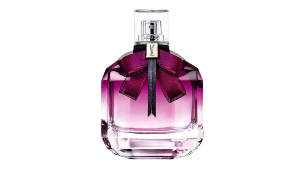 Yves Saint Laurent Mon Paris Intensément je vôňa, ktorá zanecháva nezmazateľný dojem už pri prvom nádychu. Tento parfum je intenzívnou a vášnivou verziou pôvodného Mon Paris a odráža energiu, vášeň a nezávislosť, ktoré sú charakteristické pre modernú ženu. Kombinácia sladkých ovocných tónov a kvetinových akordov vytvára neodolateľnú vôňu, ktorá je rovnako vzrušujúca ako romantické dobrodružstvo v srdci Paríža. So zmesou šťavnatých malin, čiernej frézie, ruže a pižma je Mon Paris Intensément dokonalým doplnkom pre každú ženu, ktorá chce nechať trvalý dojem.