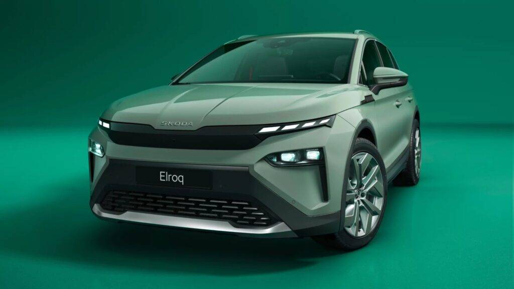 Škoda Elroq predstavuje nový smer v dizajnovom jazyku značky, keď kombinuje čisté línie, robustné proporcie a futuristické detaily, ktoré podčiarkujú jej elektrický charakter. Predná časť s novou maskou Tech-Deck Face, úzke LED svetlomety a aerodynamické tvary karosérie vytvárajú dojem dynamiky a elegancie zároveň. Dizajn Elroqu pôsobí sviežo a pritom nezaprie praktickosť, ktorá je pre značku Škoda typická.